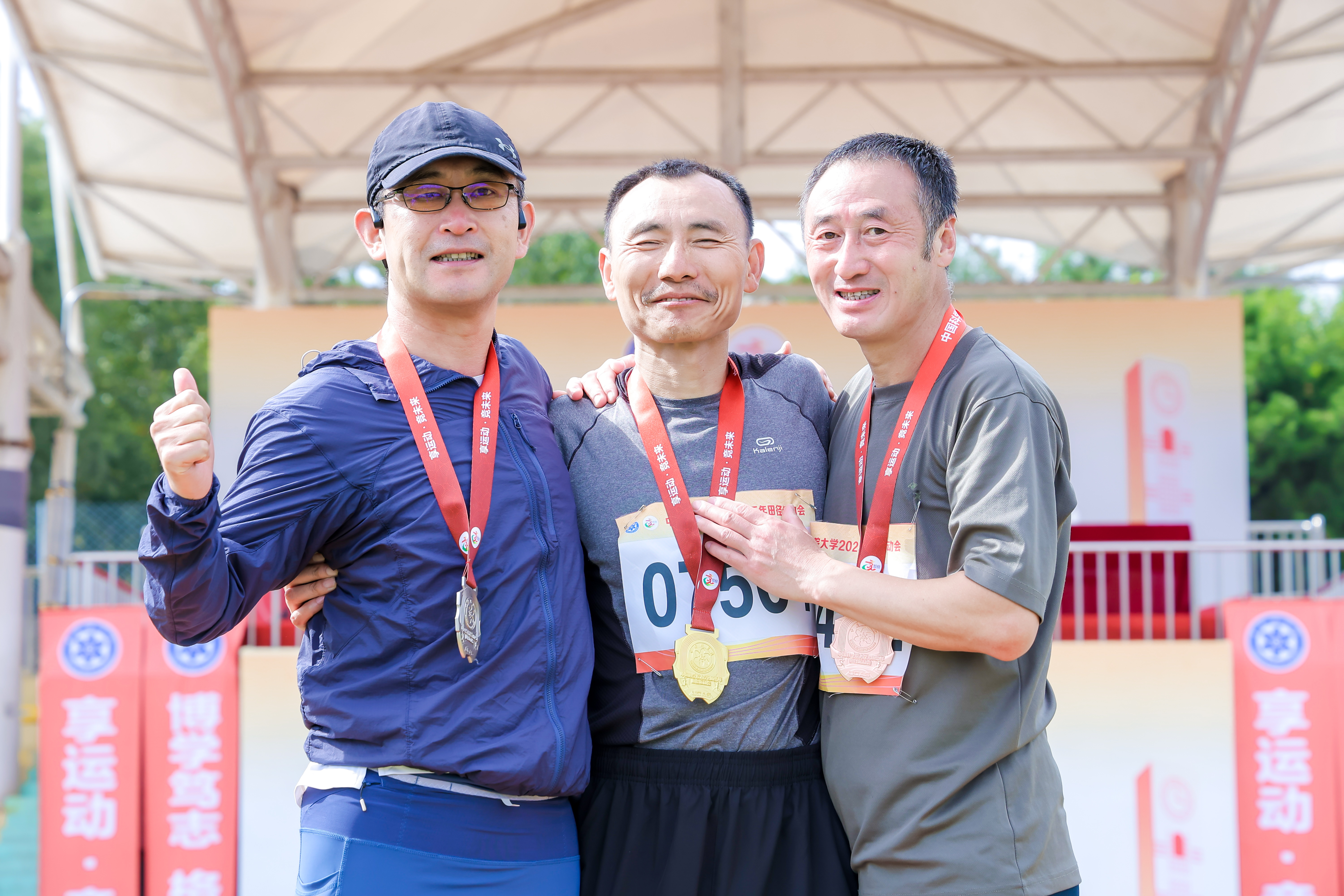 孙常波老师领奖(银牌) 合照.jpg 孙常波老师领奖(银牌) 合照.jpg